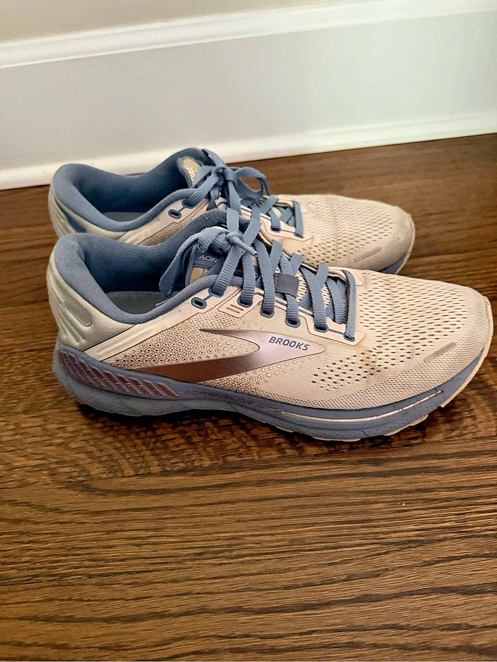 Brooks Adrenaline GTS 22 Athletic Running Shoes Gray & Beige